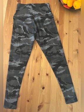 Beyond Yoga Camo Blue Leggings Medium